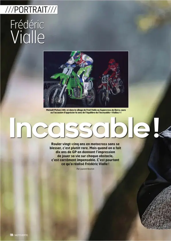  ??  ?? Mickaël Pichon (48), ici dans le sillage de Fred Vialle au Supercross de Bercy, aura eu l’occasion d’apprécier le sens de l’équilibre de l’incroyable « Viallou » !