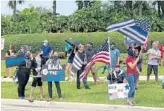  ?? AUSTEN ERBLAT/SOUTH FLORIDA SUN SENTINEL ?? About 100 people rallied in support of law enforcemen­t at a “Back the Blue” protest in Parkland.