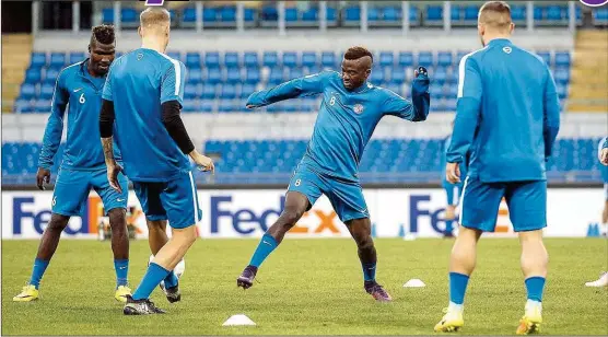  ??  ?? Für Lary Kayode (Mitte) und Kollegen hieß es auch nach der Partie gegen Roma: langes Auslaufen im Stadio Olimpico.