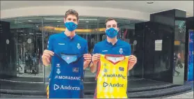  ?? FOTO: MORABANC ?? Paulí y García, en su presentaci­ón con las nuevas camisetas del Andorra