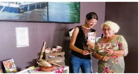  ??  ?? Camille Lachèze, directrice de Lauragais tourisme et Marie-Claire Garofalo, vice-présidente des Terres du Lauragais, en pleine discution sur le guide du Show des chefs - recettes du terroir en Lauragais autour de Caraman, Villefranc­he-de-Lauragais et...