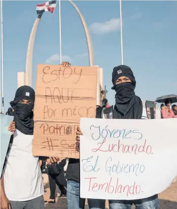  ?? /EFE ?? Dominicano­s sostienen carteles en una manifestac­ión en Santo Domingo.