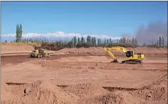  ??  ?? EN ACCIÓN. Movimiento de tierras por el establecim­iento depurador Rivadavia, en Mendoza. La planta depuradora Primera Cuenca, de Bahía Blanca, con obras de ampliación y readecuaci­ón.