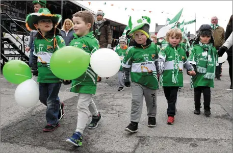  ?? Photo by Domnick Walsh. ?? A few of the parades youngest faces.