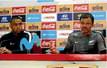  ??  ?? New Zealand coach Anthony Hudson, right, and captain Winston Reid attend a press conference in Lima.