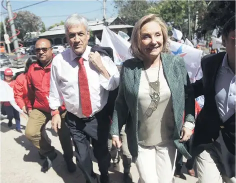  ??  ?? ► Sebastián Piñera junto a Cecilia Morel, ayer, en la Región de Valparaíso.