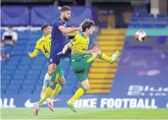  ?? REUTERS ?? Chelsea’s Olivier Giroud, centre, in action against Norwich.