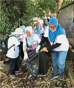  ??  ?? All out effort: Volunteers helping out in one of the biggest clean up Semporna has ever seen.