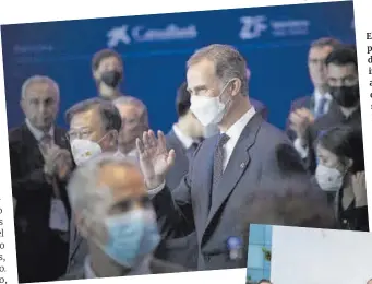  ?? Ferran Nadeu ?? El rey Felipe VI y el presidente de Corea del Sur, Moon Jaein, en la reunión anual del Cercle d’Economia, la pasada semana en Barcelona. Abajo, foto de familia de los grandes chefs que estuvieron tras los fogones de la cena-cóctel del encuentro.