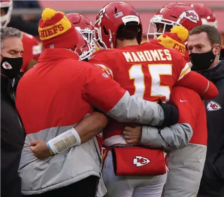  ?? GETTy IMaGEs FILE; TOP rIGhT, aP FILE ?? ROAD TO RECOVERY: Chiefs quarterbac­k Patrick Mahomes, shown above leaving the field after a concussion Sunday against the Browns, was back at practice on Wednesday.