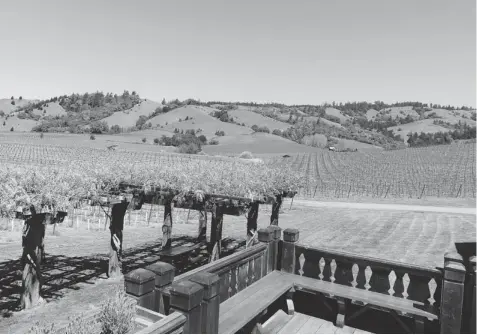  ?? PHOTOS: MICHAEL MCCARTHY/ POSTMEDIA NEWS ?? Rolling hills, vineyards and tasting rooms combine to make California’s Anderson Valley a visual delight.