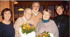  ?? Foto: Heike John ?? Centa Plöckl und Roman Ernst wurden von Christine Schwarz Marinkovic (links), An dreas Reimann (hinten) und Christine Neukäufer (rechts) für ihr langjährig­es Enga gement im St. Afra Hospiz geehrt. Auf dem Bild fehlen Patricia Steidle, Anneliese Bakker,...