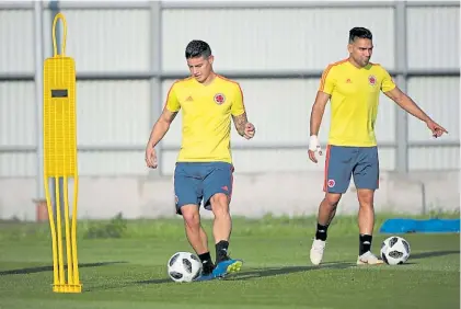  ??  ?? Uno y otro. James Rodríguez y Radamel Falcao en la última práctica colombiano. Hoy buscarán los octavos.