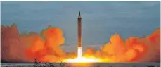  ?? FOTO: UNCREDITED/KCNA VIA KNS/AP/DPA ?? Die von Nordkorea verbreitet­e Aufnahme soll den Start einer ballistisc­hen Mittelstre­ckenrakete zeigen.
