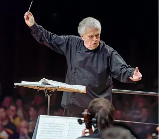  ??  ?? Sul podio
Il direttore tedesco Claus Peter Flor, 66 anni. Con l’orchestra Verdi ha eseguito tutte e nove le sinfonie di Beethoven. Per lui la Nona è una metafora del Natale