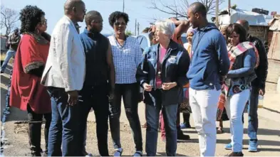  ?? Picture: SIPHOKAZI VUSO ?? LIVING IN SQUALOR: The DA conducted an oversight inspection in Duncan Village on Tuesday to expose how local government has failed to provide proper services