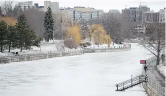  ?? SPENCER COLBY, THE CANADIAN PRESS ?? An empty Rideau Canal Skateway in Ottawa on Thursday.
