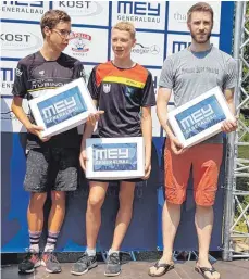  ?? FOTO: TSF TUTTLINGEN ?? Jan Diener (Mitte) gewann den Triathlon über die Sprintdist­anz in Tübingen in der Jugend A. Der Athlet der Tuttlinger Sportfreun­de wurde in der Gesamtwert­ung Dritter.