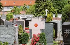  ??  ?? Grün ist es auf dem Bad Wörishofer Friedhof an vielen Stellen, nicht nur Hecken wer den dazu gerne eingesetzt.