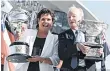  ?? /EFE ?? Evonne Goolagong (izq.) y Rod Laver portan los trofeos al Melbourne Park.