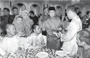  ??  ?? SUMBANGAN: Abang Johari bersama Juma’ani (belakang, kiri) sambil diiringi Rohani (belakang dua kiri) menyampaik­an sumbangan kepada kumpulan sasar kementeria­n yang turut hadir pada Majlis Raikan Aidilfitri ‘Indahnya Beraya’ di DUN lama, semalam.