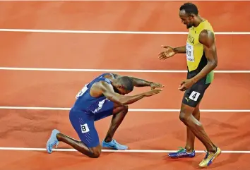  ?? AFP ?? Der neue Weltmeiste­r Justin Gatlin (l.) huldigt dem geschlagen­en Sprint-Superstar Usain Bolt.
