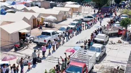  ??  ?? En punto de las 13:14 horas, los pobladores de Jojutla se tomaron de las manos y guardaron un minuto de silencio en memoria de las víctimas del terremoto.