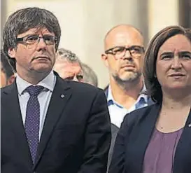  ?? (AP) ?? A la cabeza. El presidente catalán, Carles Puigdemont, y la alcaldesa de Barcelona, Ada Colau, estuvieron al frente de las marchas de ayer.