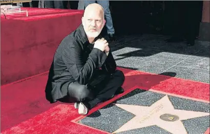  ?? PAUL ARCHULETA / GETTY ?? Amb estrella
La brillant trajectòri­a de Ryan Murphy l’ha portat a tenir l’honor de gaudir d’una estrella al Passeig de la Fama de Hollywood des del desembre del 2018