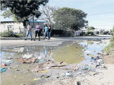  ?? Picture: FREDLIN ADRIAAN ?? SHAMEFUL SITUATION: Streams of raw sewage from blocked drains flow freely in the streets of Walmer Township