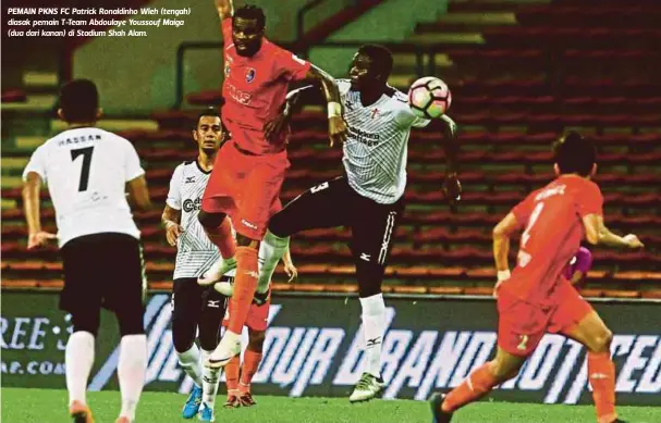  ??  ?? PEMAIN PKNS FC Patrick Ronaldinho Wleh (tengah) diasak pemain T-Team Abdoulaye Youssouf Maiga (dua dari kanan) di Stadium Shah Alam.