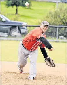  ?? LIZA GOODWIN ?? Alex Sabean winds up a pitch. He’s had a long, storied career with the Windsor Knights.