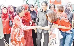  ??  ?? DR Siti Hasmah disambut dengan orang ramai sebaik tiba di Lapangan Terbang Sultan Abdul Halim.