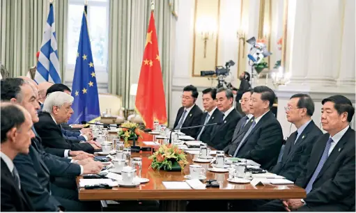  ??  ?? 当地时间 2019 年 11 月11日，中国国家主席习近平在­雅典同希腊总统帕夫洛­普洛斯会谈