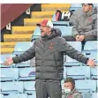  ?? FOTO: AP ?? Was ist hier los? Jürgen Klopp beim Spiel gegen Villa.