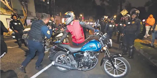  ?? Policiaco por la protesta de motociclis­tas en Insurgente­s Sur OMAR FLORES ?? Operativo