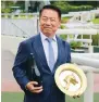  ?? ?? Prolific trainer Ricky Yiu poses with his commemorat­ive plate.