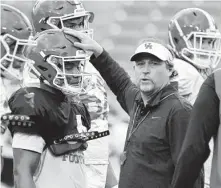  ?? Karen Warren / Staff photograph­er ?? UH coach Dana Holgorsen, right, knows the team’s offense is in good hands with senior quarterbac­k D'Eriq King.