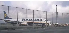  ?? FOTO: SEBASTIAN LATZEL ?? Ende des Höhenflugs: Nach Jahrzehnte­n des Wachstums bekommt Ryanair, wie hier am Standort Weeze, die Corona-Folgen zu spüren.