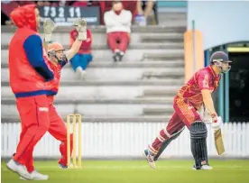  ?? Photo / Ian Cooper ?? Taradale batsman Callum Hewetson dug deep with 55 runs as NTOB wicketkeep­er Matt Edmondson unsuccessf­ully appeals his wicket as Jesse Ryder keeps warm.