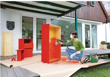  ?? FOTO: BOSCH/DIY ACADEMY/DPA ?? Mit einem Lack wird die alte Einrichtun­g aufgepeppt. Für größere Teile eignet sich eine Spritzpist­ole.