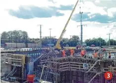  ??  ?? Die Bauarbeite­r sind im Bereich des neuen Bahnsteigs F zugange. Sie bauen den Tun nel im Untergrund gleich mit und stehen auf der Tunneldeck­e.