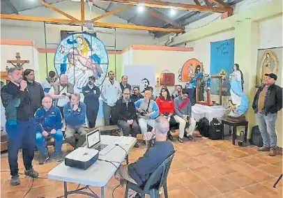  ?? ?? Conmemorac­ión. Sacerdotes de las villas al anunciar las actividade­s en la parroquia que fundó Mugica.