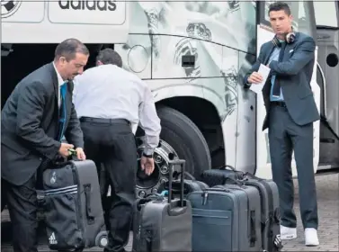  ??  ?? CONCENTRAD­O. Cristiano, serio, ayer a la llegada de la expedición del Madrid a su hotel en Dortmund.