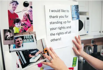  ?? MIKE DREW / POSTMEDIA NEWS FILES ?? Words from well-wishers on the fridge door in the home of Jessica and Eddie Maurice near Okotoks, Alta. “The RCMP are losing the trust of the people they are supposed to protect,” Jessica Maurice says.