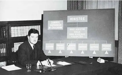  ?? OFFICE NATIONAL DU FILM ?? Paul GérinLajoi­e lors de l’explicatio­n des structures supérieure­s du nouveau ministère de l’Éducation, le 20 mai 1964