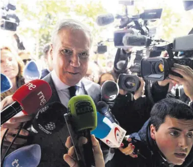 ?? ?? El exministro Eduardo Zaplana, llegando a la Ciudad de la Justicia el pasado martes, junto a los medios.
