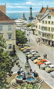  ?? FOTO: SAMMLUNG SCHWEIZER ?? Blick über den Lindaviabr­unnen und den Reichsplat­z zum Lindauer Hafen in den 1960er-Jahren, auf dessen Promenade am 15. April 1968 die Lindauer APO-Flugblätte­r gegen den Mordversuc­h an Rudi Dutschke vom SDS verteilt wurden.