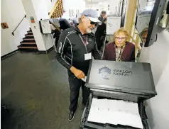  ?? LUIS SÁNCHEZ SATURNO/THE NEW MEXICAN ?? Elections clerk Miguel Rodriguez helps Viola Harrison cast her ballot Thursday at the Santa Fe County Administra­tion Building. More New Mexicans have already participat­ed in early voting than in 2014, the last midterm election.