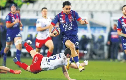  ?? Photo Jacques Robert ?? Les Grenoblois d’Ange Capuozzo, ici balle en mains sont enfin lancés et rien ne semble les arrêter: ils viennent d’engranger une sixième victoire face aux Aurillacoi­s.